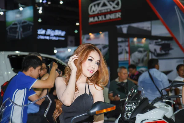 BANGKOK - 30 DE MARZO: Modelo no identificado con Benelli en exhibición —  Fotos de Stock