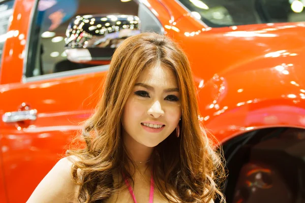 Bangkok - 30. března: neidentifikovaný modely představují s auta isuzu — Stock fotografie