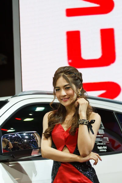 BANGKOK - 30 DE MARZO: Modelos no identificados presentes con el coche Isuzu —  Fotos de Stock