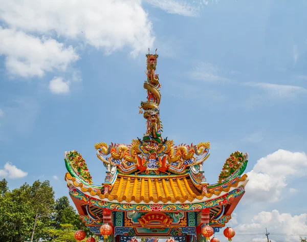 Dragones estatua dos torres en el cielo . —  Fotos de Stock