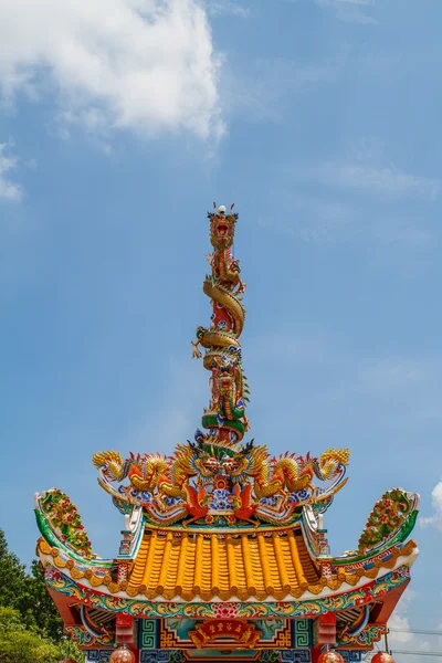 Dragones estatua dos torres en el cielo . —  Fotos de Stock