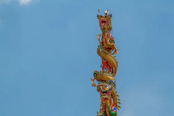 Statue de dragons deux tours dans le ciel . — Photo