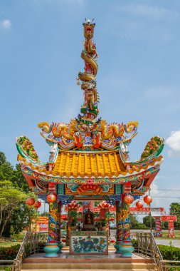  gökyüzünde ejderha heykeli iki kule.