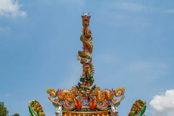 Dragones estatua dos torres en el cielo . —  Fotos de Stock