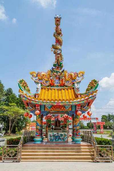 Dragons statue two towers in the sky. — Stock Photo, Image