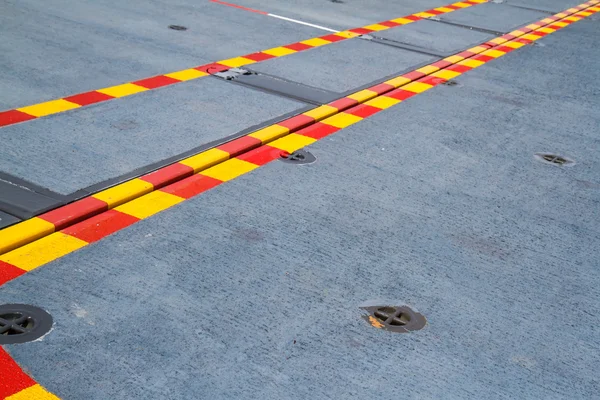 Linea gialla rossa sul pavimento in acciaio . — Foto Stock