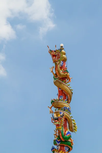 Statue de dragons deux tours dans le ciel . — Photo