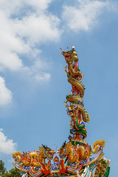 Statue de dragons deux tours dans le ciel . — Photo