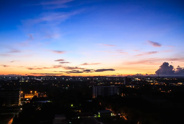 Morgonhimlen över staden — Stockfoto