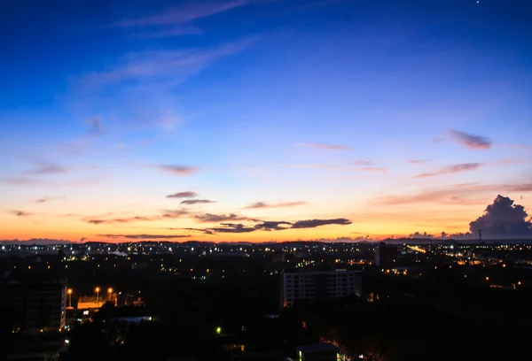 Cielo de la mañana sobre la ciudad — Foto de Stock