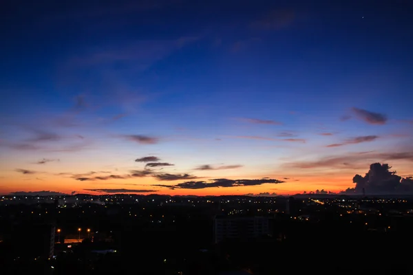 Ciel matinal au-dessus de la ville — Photo