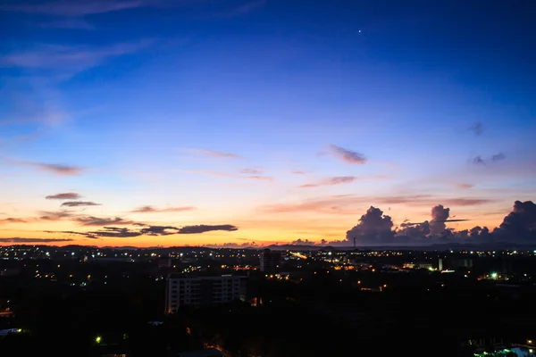 Morgonhimlen över staden — Stockfoto