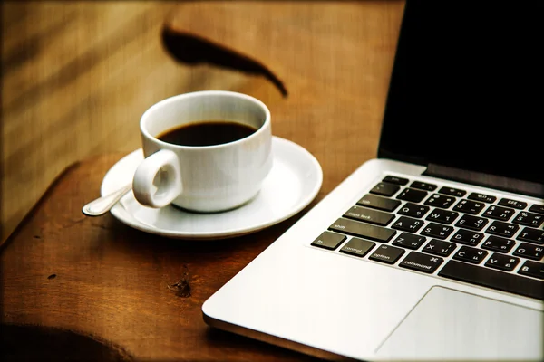 Kaffeetasse und Computer — Stockfoto