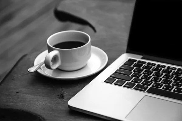 Tazza di caffè e computer — Foto Stock