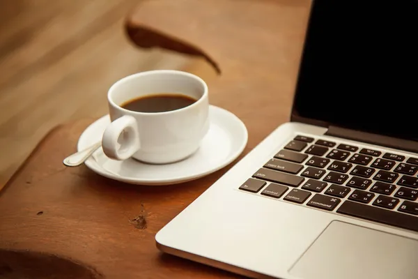 Tazza di caffè e computer — Foto Stock