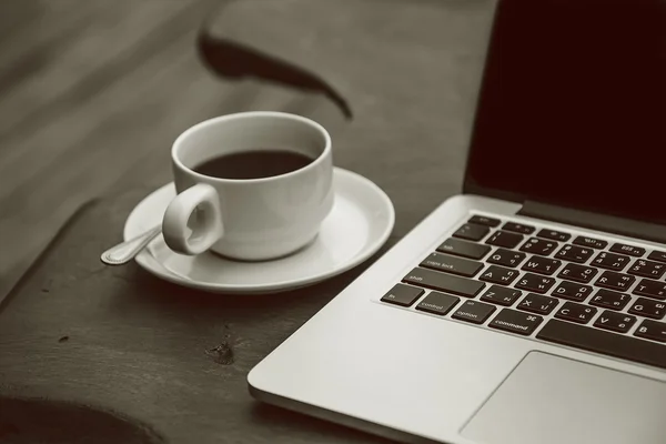 Taza de café y computadora — Foto de Stock