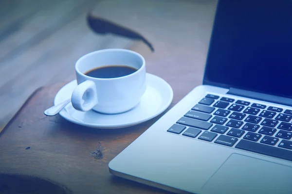 Coffee cup and computer — Stock Photo, Image