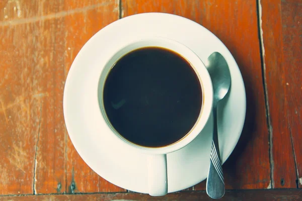 Zwarte koffie in een witte kop op de tafel. — Stockfoto