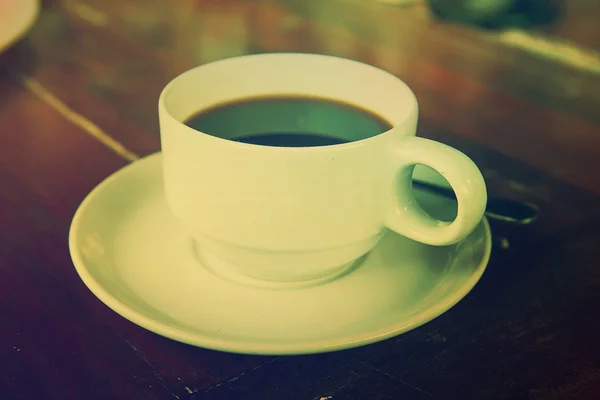 Café noir dans une tasse blanche sur la table . — Photo