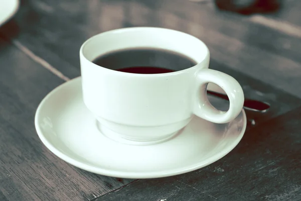 Fekete kávé a fehér csészében az asztalon. — Stock Fotó