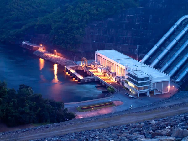 Barragem hidroeléctrica — Fotografia de Stock