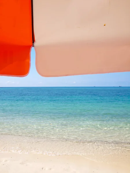 Solskydd på stranden — Stockfoto