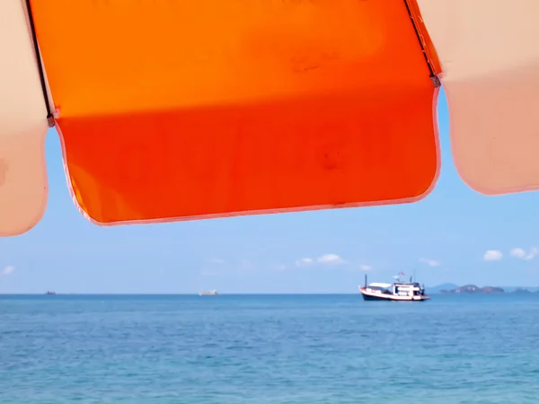 Sunshade with boat — Stock Photo, Image