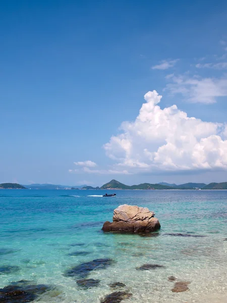 Smaragd kleur zee in ko kham eiland — Stockfoto