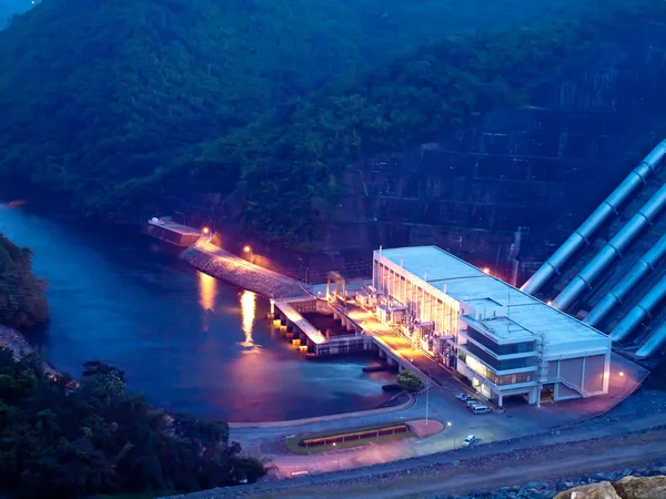 Barragem hidroeléctrica — Fotografia de Stock