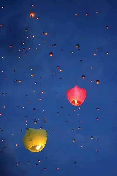 Multi-farvede lanterner i himlen Royaltyfrie stock-billeder