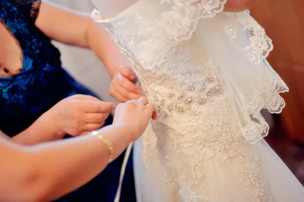 Ring op een hand van de bruid — Stockfoto