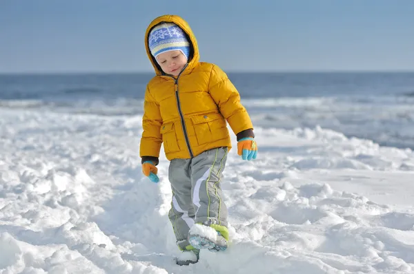 El niño en la nieve — Foto de Stock