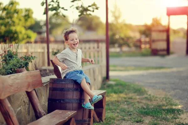 De jongen op de ranch — Stockfoto