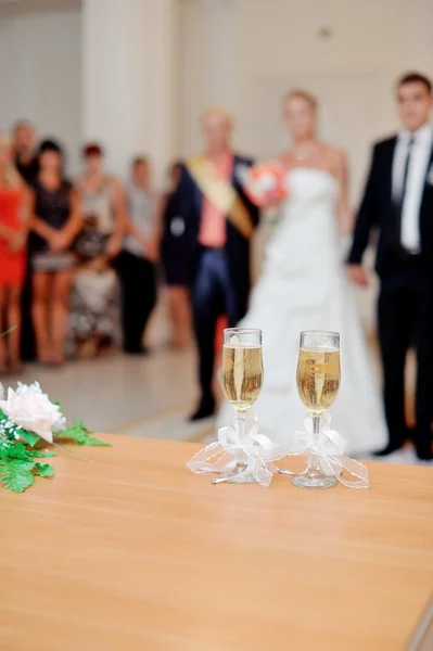 結婚式の花束とメガネ — ストック写真