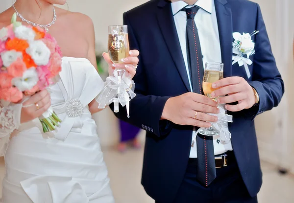 Ramo de boda y vasos —  Fotos de Stock