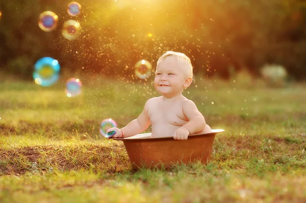 子供と太陽 — ストック写真