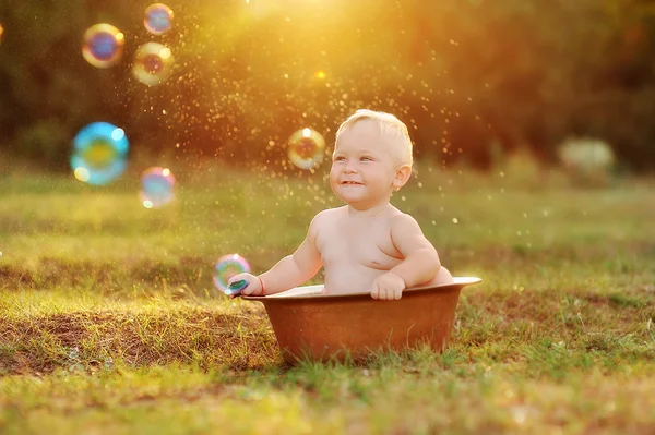 Kid en zon — Stockfoto