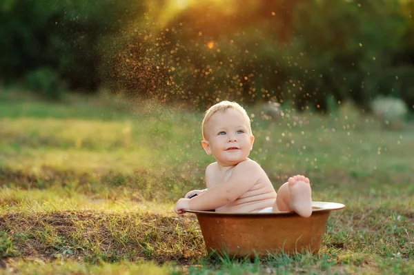 Ребенок и солнце — стоковое фото