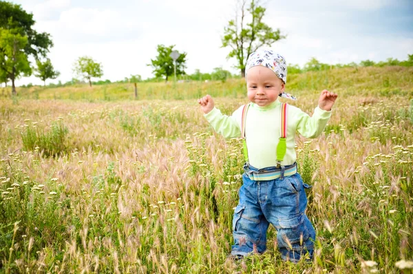 A criança em uma grama — Fotografia de Stock