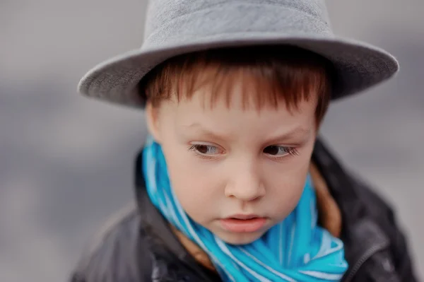Pojken i en hatt — Stockfoto