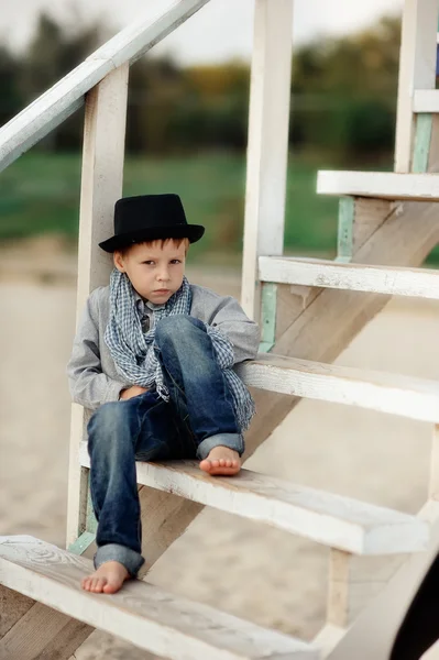 Niño en las escaleras — Foto de Stock