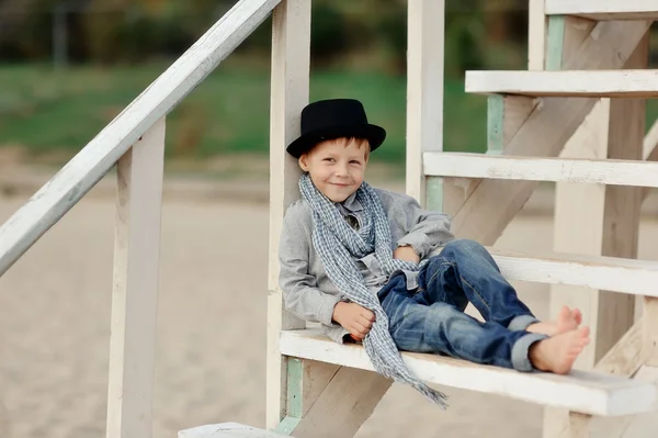 Jongen op de trap — Stockfoto