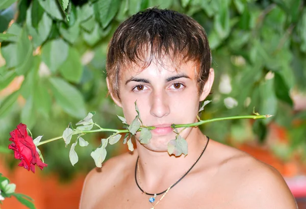 Ragazzo con una rosa — Foto Stock