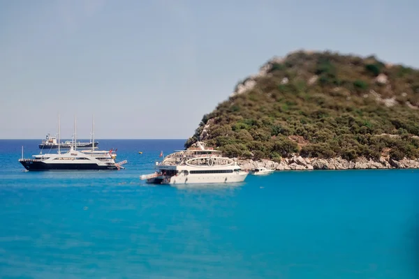 Island and yacht — Stock Photo, Image