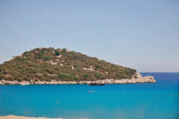 Island and yacht — Stock Photo, Image