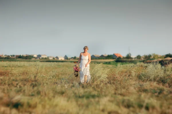 Mädchen auf dem Feld — Stockfoto