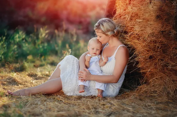 Family in nature — Stock Photo, Image