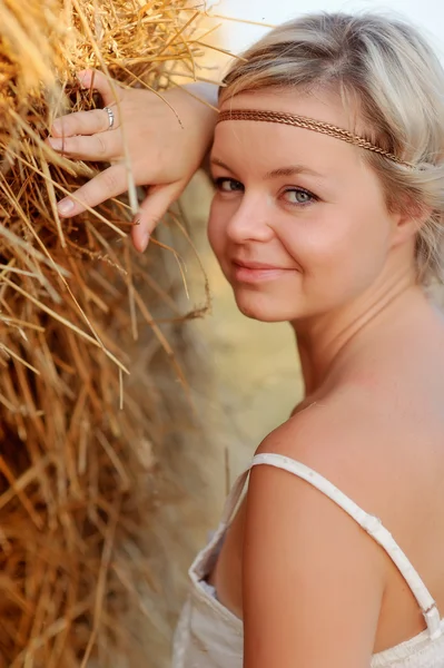 Frau im Heu — Stockfoto