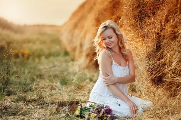 Frau im Heu — Stockfoto