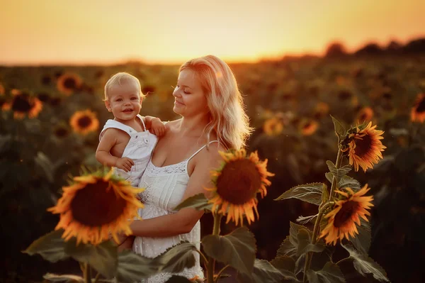 Famiglia nella natura — Foto Stock